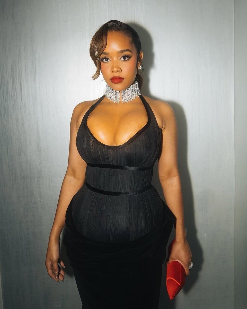 Meg 🐎 or H.E.R. 🎸 ??? #tOLShx8f