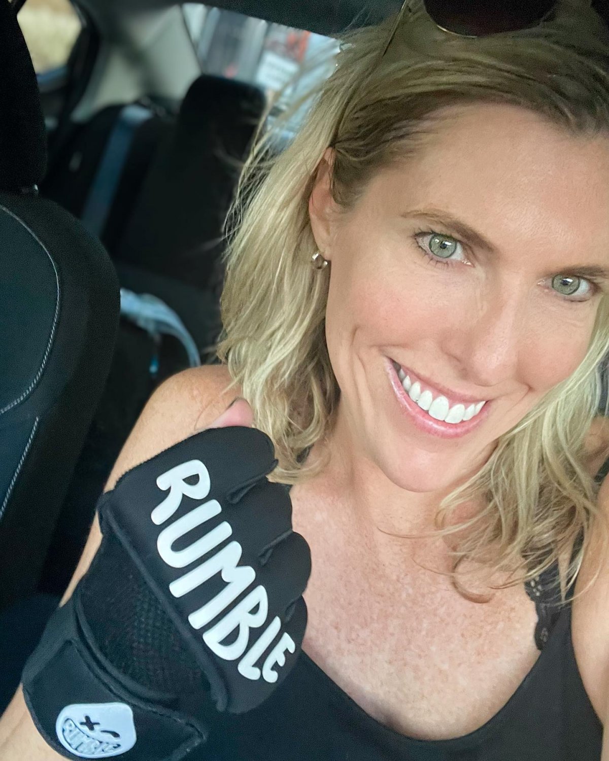 Musician Julie & wholesome Melissa stripped naked at a bar contest circa early 2000’s #obAHkIsJ